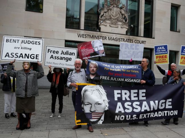Assange neprišiel na súd pre zdravotné problémy