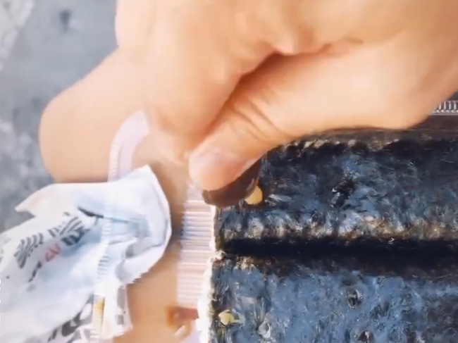 Video: Šikovný trik, ako používať sójovú omáčku pri sushi