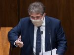 Petrák: Ak by sa tituly odoberali spätne, následky môžu byť vážne