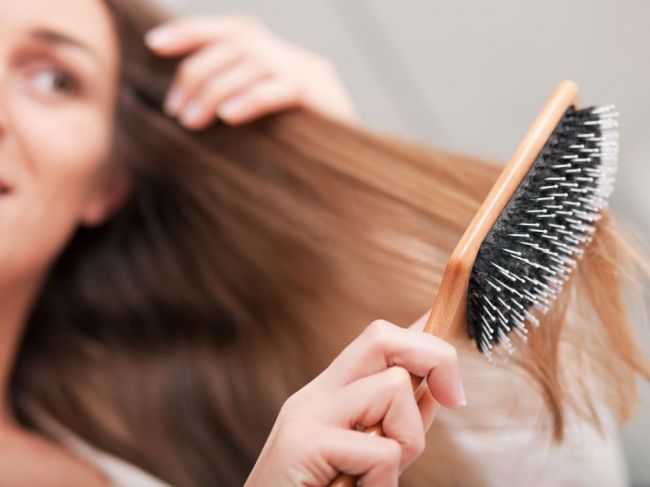 3 chyby, ktoré robíme pri česaní vlasov, a ako sa im vyhnúť
