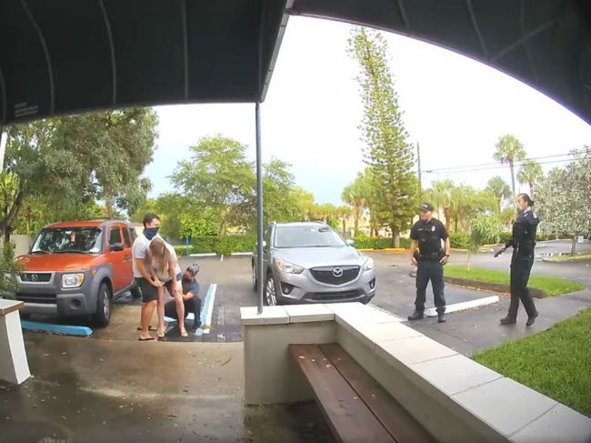 Video: Rodiaca žena nestihla prísť na kliniku,policajti na parkovisku ostali v nemom úžase