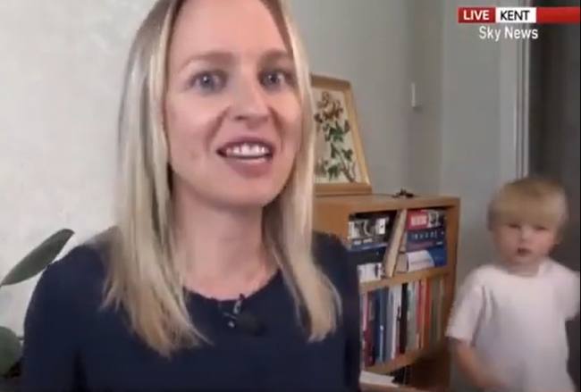 Video: Dieťa prerušilo mamu počas živého vysielania, malo pre ňu dôležitú otázku