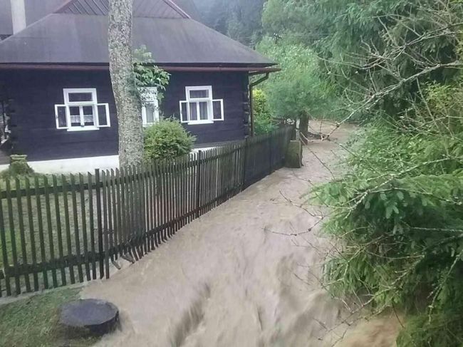 Foto: Hasiči zasahujú na viacerých miestach pre prívalový dážď 