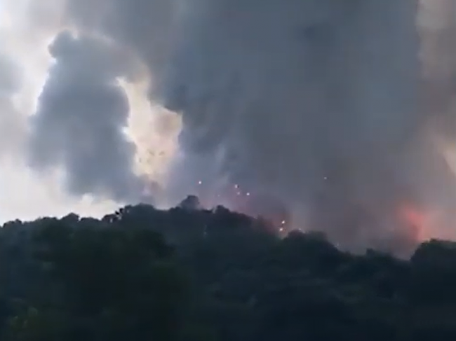 Video: Po výbuchoch v továrni na pyrotechniku hlásia 97 zranených a 4 obete