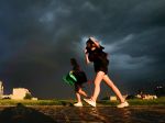 Slovensko zasiahne vietor, búrky a vysoké teploty, pre tieto oblasti platí výstraha