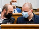 Mazurek by mal mandátovému výboru vysvetľovať status na Facebooku
