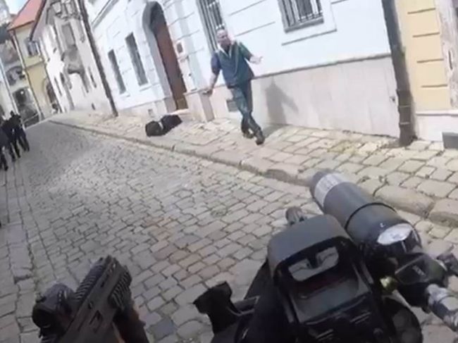 Polícia zasahuje v centre Bratislavy, ulicami sa pohybuje ozbrojený muž