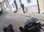 Polícia zasahuje v centre Bratislavy, ulicami sa pohybuje ozbrojený muž