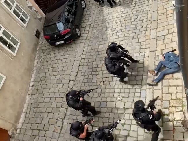 Video: Policajti hovoria o pohotovom zásahu, na záberoch vidno kopance do hlavy