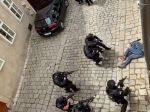 Video: Policajti hovoria o pohotovom zásahu, na záberoch vidno kopance do hlavy