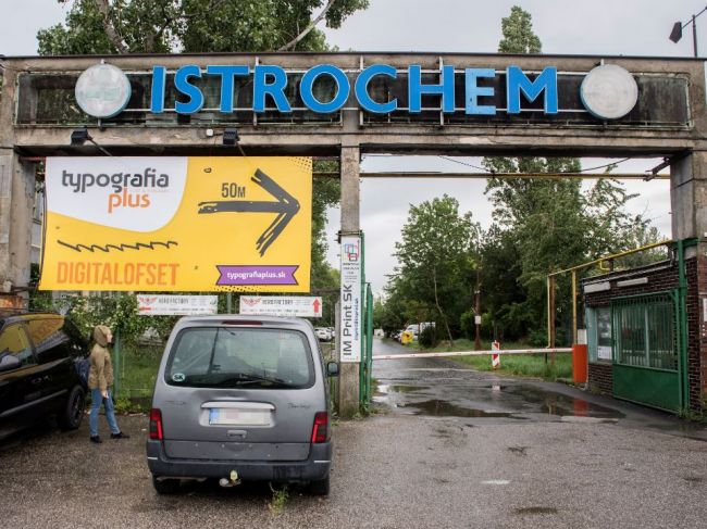 Pesticídy v studniach v okolí Istrochemu prekračujú limity, tvrdí Spolu