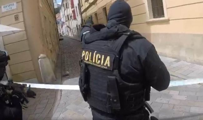 Polícia vyšetruje incident ozbrojeného muža na Prepoštskej ulici