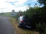 Muž s autom narazil do stromu, polícia tak vypátrala hľadaného podvodníka