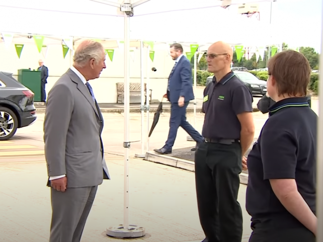 Video: Pracovník supermarketu sa rozprával s princom Charlesom, náhle odpadol