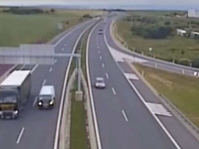 Video: Polícia hľadá vodiča, ktorý šiel po diaľnici v protismere