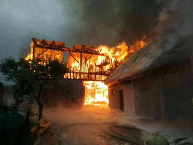 V obci Suchá Hora horia dve humná, požiar hasí takmer 40 hasičov