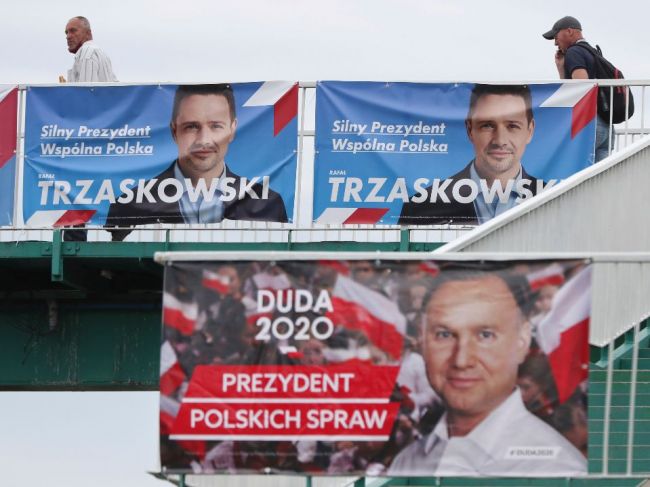 Poliaci hlasujú v 2. kole prezidentských volieb, výsledky budú zrejme tesné