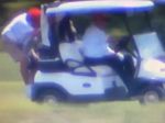 Video: Trump sa vozil na golfovom vozíku, pomocník z neho takmer vypadol
