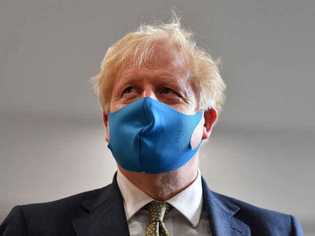 Boris Johnson odporučil občanom nosenie rúšok v obchodoch