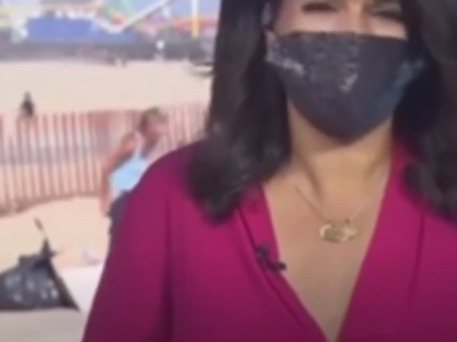 Video: Reportérka musela zakryť to, čo sa dialo za ňou