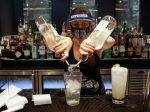 V Kalifornii pre pandémiu opäť uzavrú vnútorné priestory barov a reštaurácií