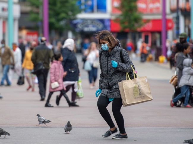 Británia zavádza od 24. júla povinné rúška v obchodoch