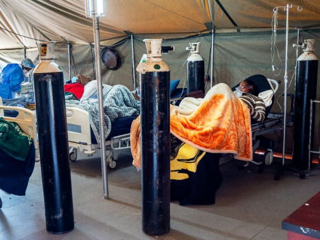 Nový koronavírus si vyžiadal na celom svete viac než 573.000 životov