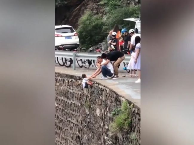 Video: Turisti by pre fotky aj zabíjali. Dieťa zhodili z útesu a držali ho len za ruky