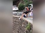 Video: Turisti by pre fotky aj zabíjali. Dieťa zhodili z útesu a držali ho len za ruky
