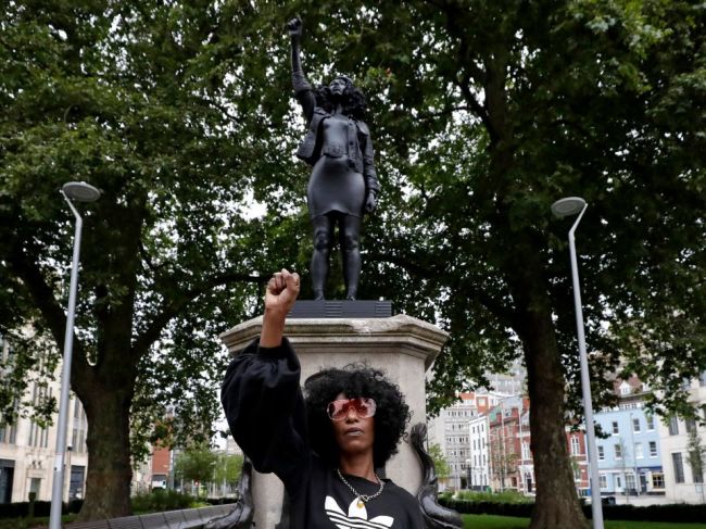 Sochu obchodníka s otrokmi v Británii nahradili sochou černošskej aktivistky