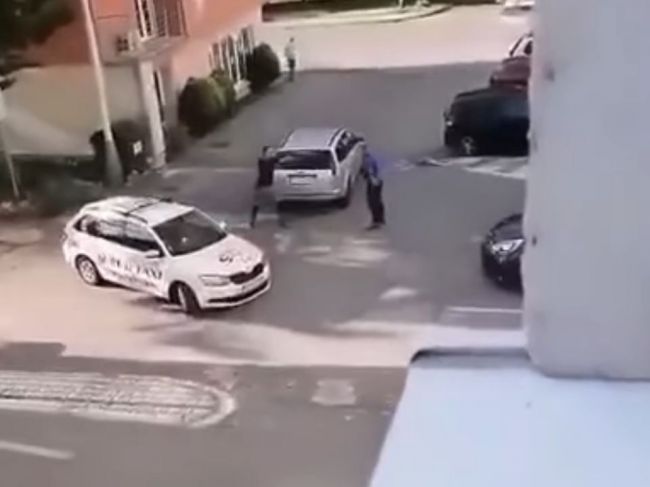 Video: Zbraň na verejnosti za bieleho dňa – hádku v Prievidzi musela ukončiť polícia
