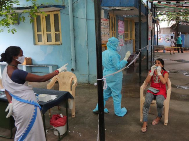 India hlási už takmer milión prípadov nákazy koronavírusom