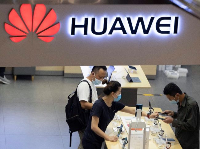 Zákaz Huawei bude stáť Londýn investície, reagovala Čína, Trump si robil zásluhy