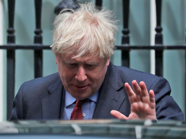 Boris Johnson sľúbil, že dá nezávisle preskúmať reakciu vlády na pandémiu