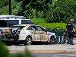 Muž pred budovou Najvyššieho súdu podpálil policajné auto