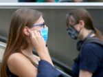 Rakúska lekárska komora je za opätovné zavedenie rúšok v obchodoch