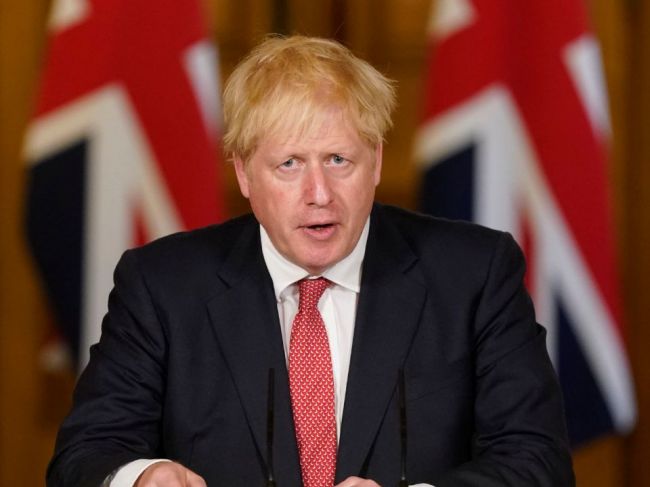 Boris Johnson oznámil, že život sa do normálu vráti najskôr v novembri
