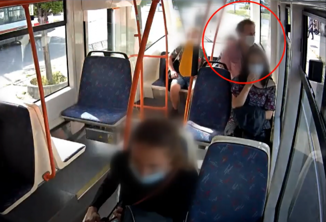 Video: Muž chcel utiecť pred revízorom, po vystúpení ho zrazilo auto