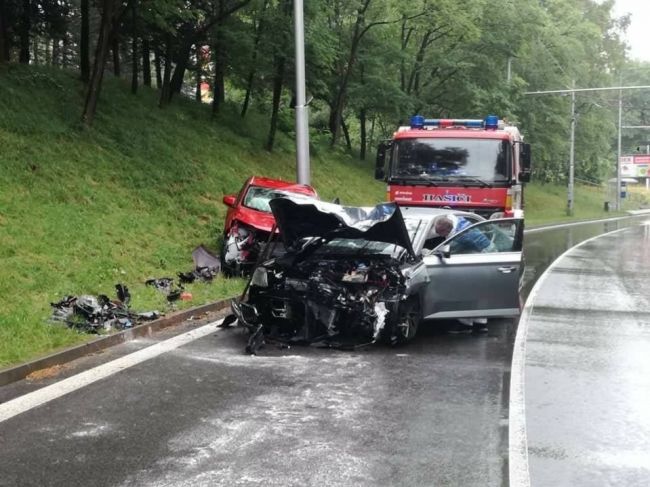 Pri rannej dopravnej nehode sa ťažko zranili dve osoby, vodič ušiel