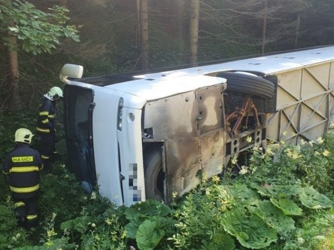 Na Donovaloch sa prevrátil autobus, v ktorom sa viezli aj deti