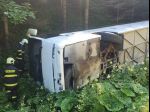 Na Donovaloch sa prevrátil autobus, v ktorom sa viezli aj deti