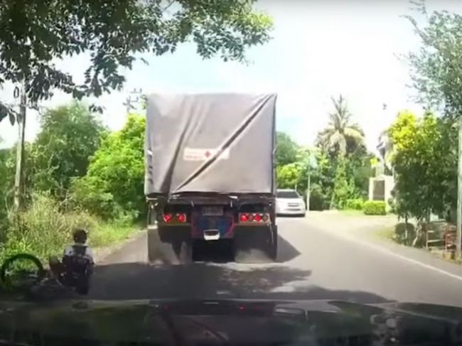 Video: Cyklistu takmer usmrtil spomaľovač. Zachránila ho len vodičova obozretnosť