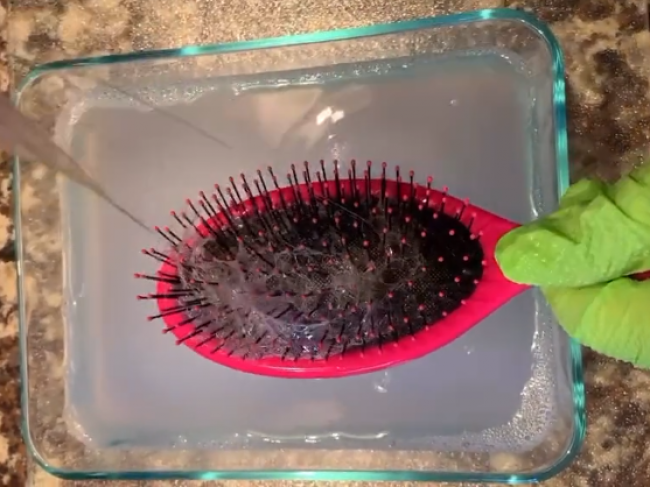 Video: Takto vyčistíte kefy na vlasy, tento trik ich zbaví vlasov a nečistôt