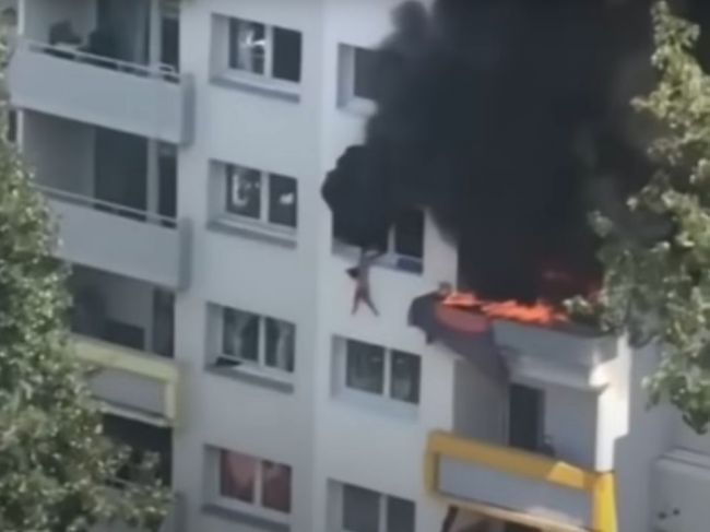 Video: Dve deti vyskočili pri požiari z okna, chytili ich ľudia na ulici