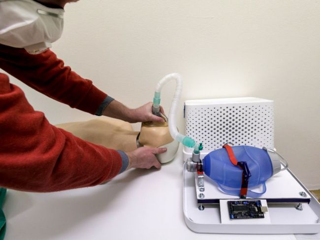 Do nemocníc sa distribuujú pľúcne ventilácie, ktoré štát kúpil od Chirany Medical