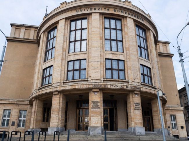 UK: Ďalšie prešetrovanie diplomovej práce premiéra nepovažujeme za potrebné