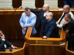 Poslanci ĽSNS počas rozpravy zablokovali rečnícky pult