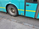 Cestujúci zostal pri vystupovaní zakliesnený medzi dverami autobusu, vodič si to nevšimol