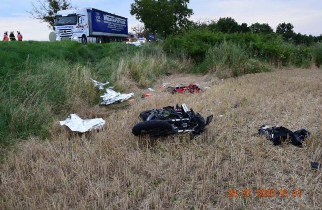 Pri Sečovciach po zrážke s traktorom s návesom zahynul motorkár