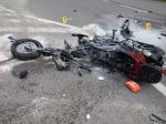Zrážka automobilu s motocyklom si vyžiadala dve obete na životoch
